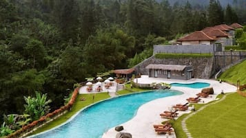 Kolam renang outdoor