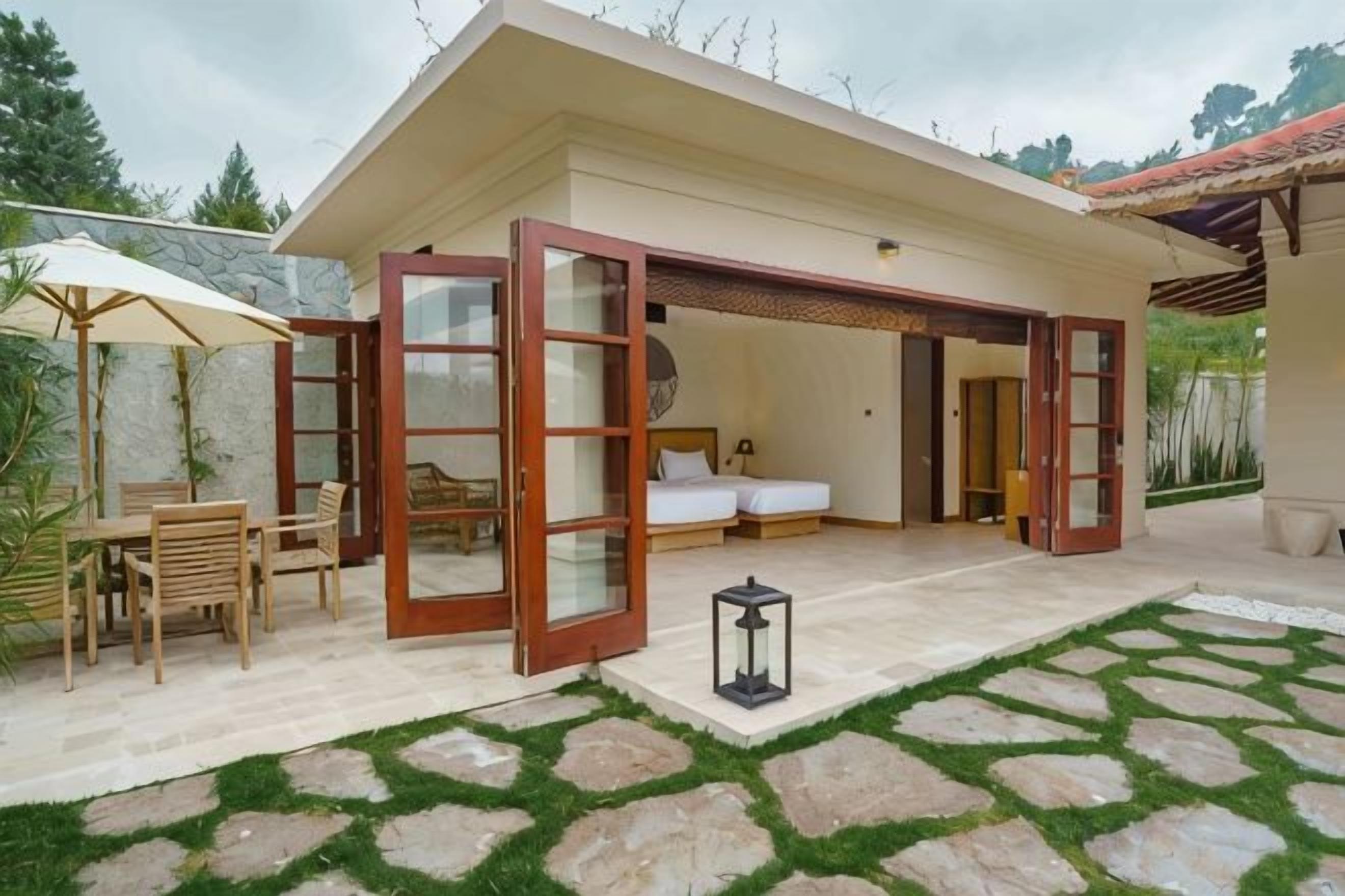 A modern house with an open-plan living area, a dining area, and a bedroom.