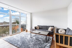 Loftsleilighet, byutsikt | Oppholdsområde | Flatskjerm-TV