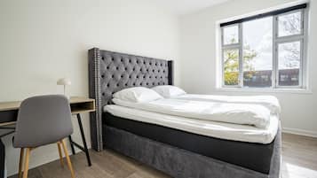 Escritorio, espacio para trabajar con laptop y wifi gratis