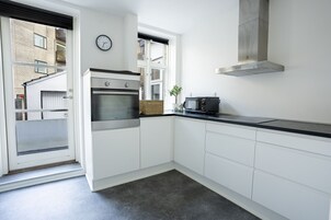 Apartamento familiar, vistas al patio | Cocina privada | Frigorífico, microondas, horno y placa de cocina
