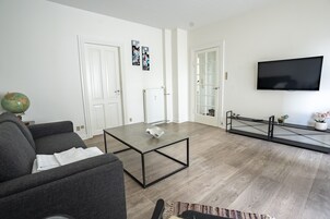 Family Apartment, Courtyard View | Living area