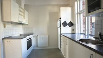 Apartamento clássico, vista para o pátio | Cozinha privada | Geladeira, micro-ondas, fogão, cooktop