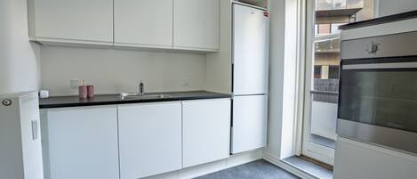 家庭公寓, 庭院景观 | 私人厨房 | 冰箱、微波炉、烤箱、炉灶