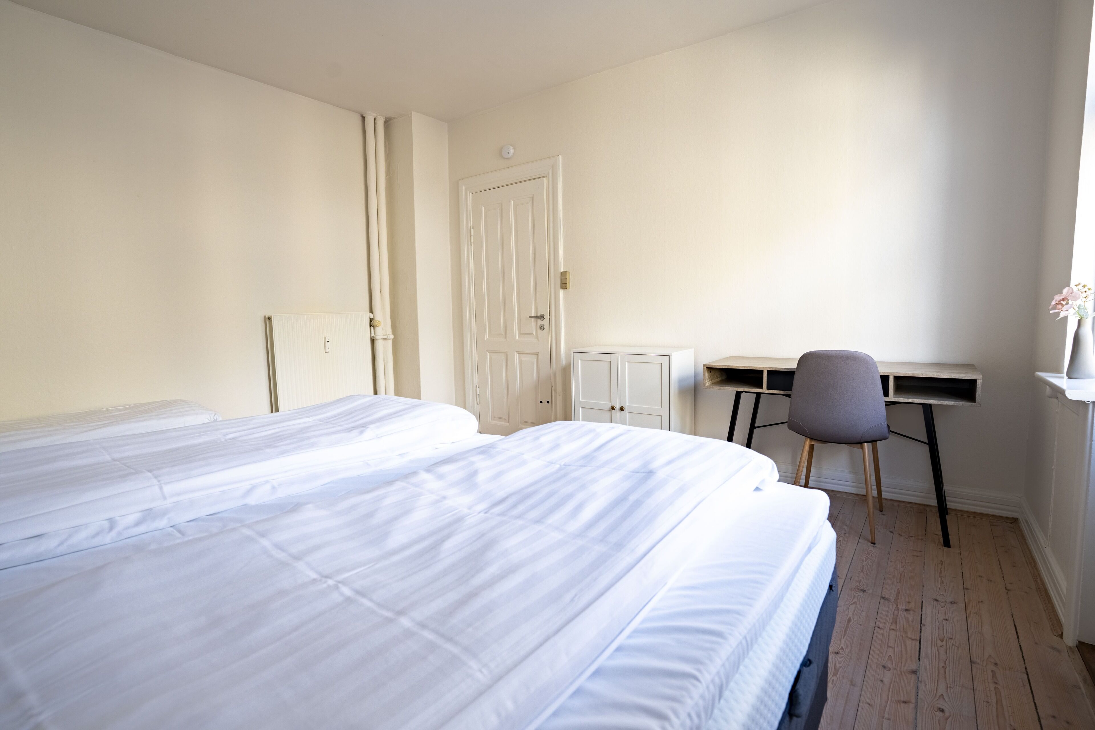 Căn hộ phong cách cổ điển, quang cảnh sân vườn | Bàn, khu vực làm việc phù hợp cho laptop 