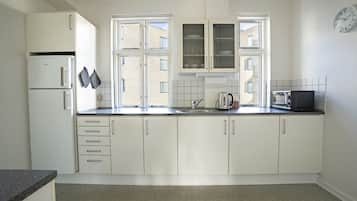 Apartamento clássico, vista para o pátio | Cozinha privada | Geladeira, micro-ondas, fogão, cooktop