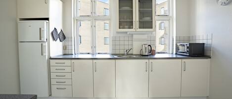 Apartemen Klasik, pemandangan halaman | Dapur pribadi | Lemari es, microwave, oven, dan kompor