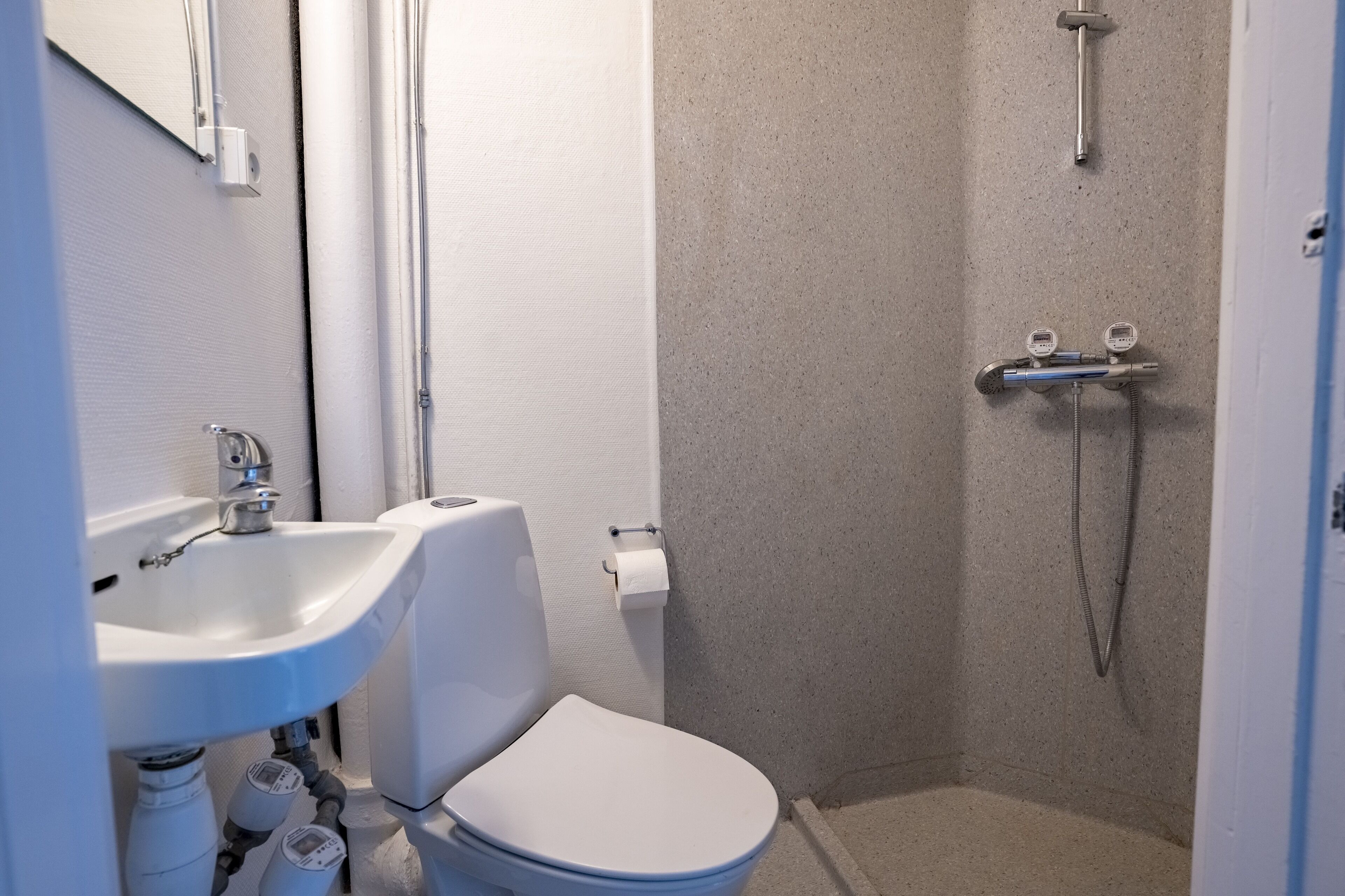 Family Apartment, Courtyard View | Bathroom | Shower, free toiletries, towels, soap