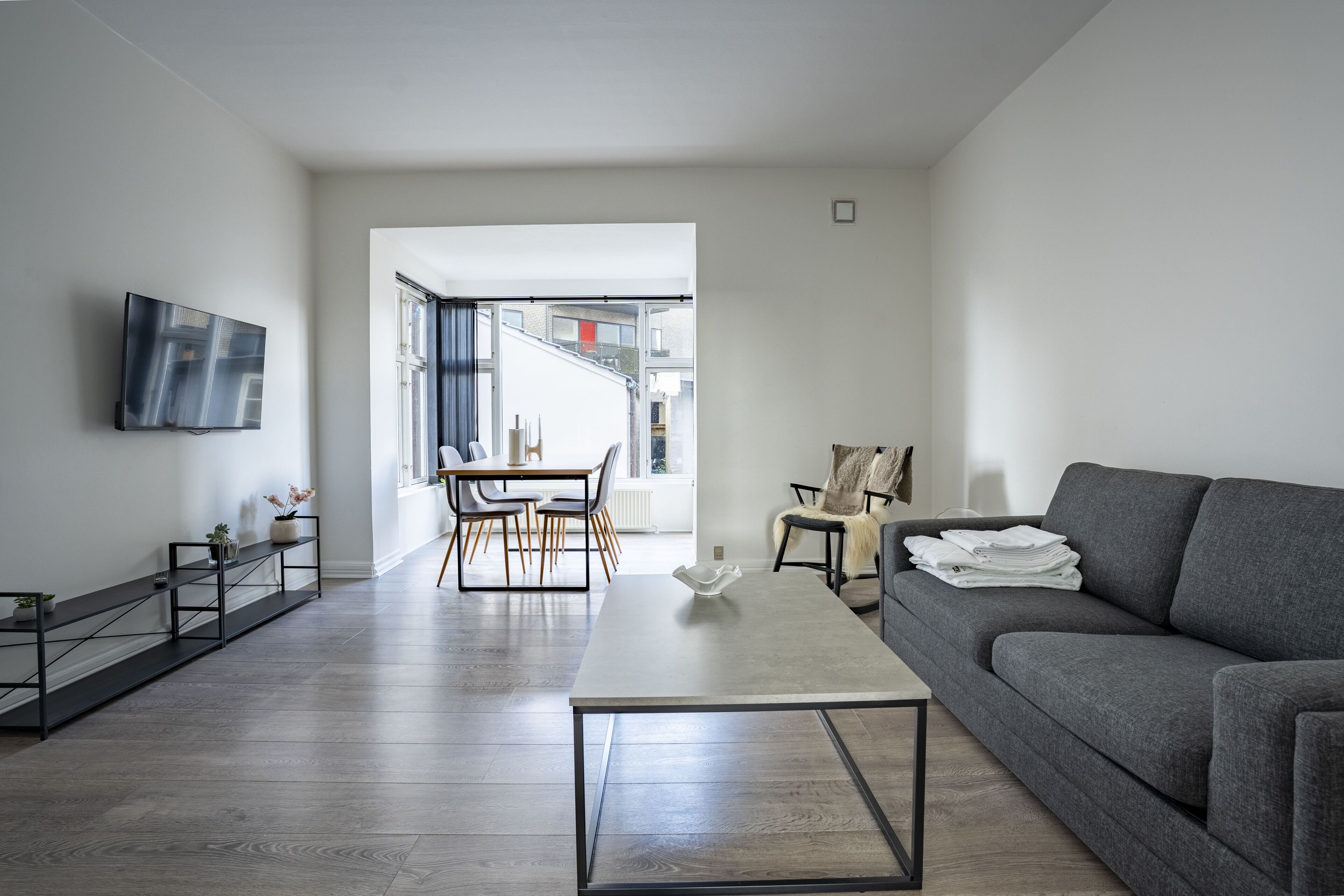 Perhehuoneisto, näköala pihalle | Oleskelualue