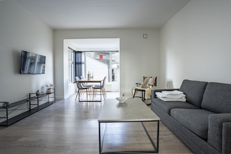 Apartamento familiar, vistas al patio | Zona de estar | Una televisión de pantalla plana. Holstebro Apartments