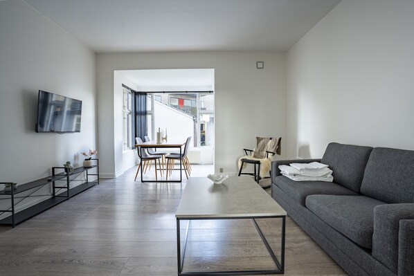 Family Apartment, Courtyard View | Living area