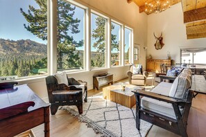 Téléviseur, foyer, table de baby-foot