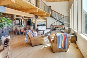 Téléviseur, foyer, table de baby-foot