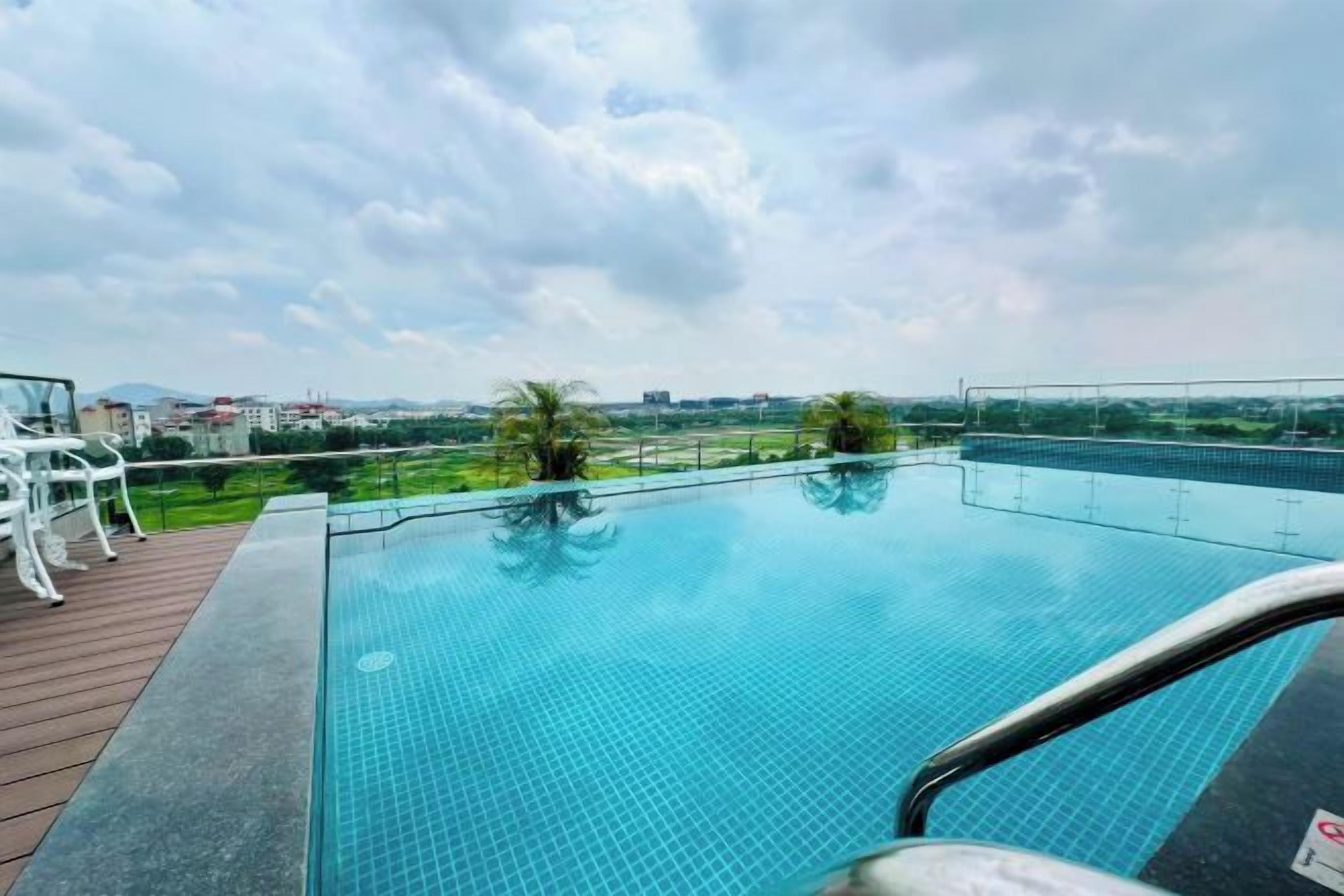 Una piscina con vista al paisaje.