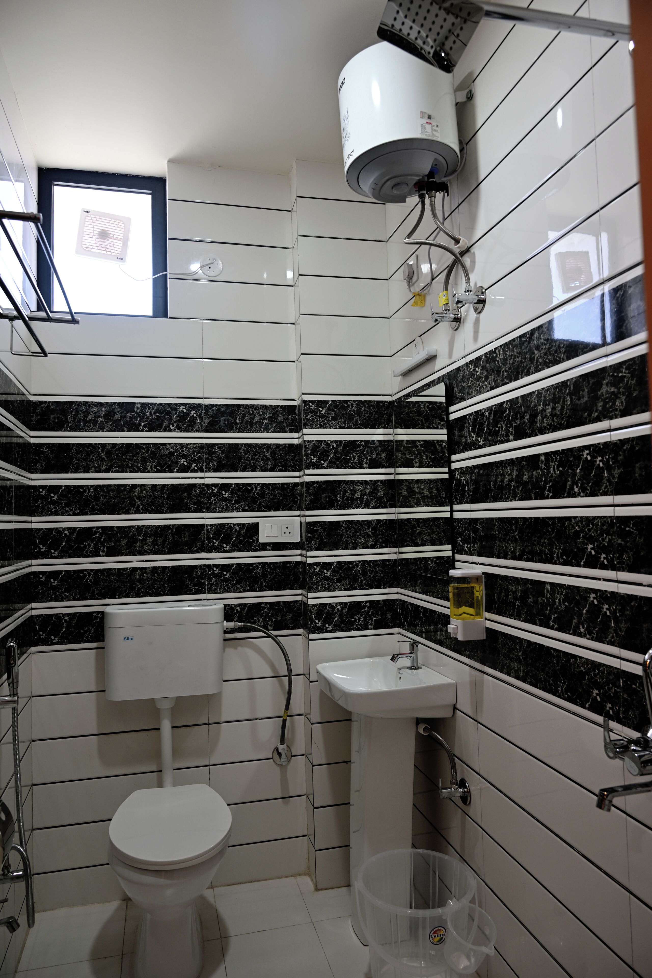 Un baño con inodoro, lavamanos y ducha.