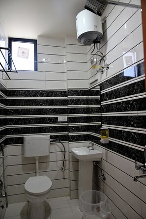 Comfort Room | Bathroom | Shower, towels, soap, shampoo - Hotel Om Elite Stay (Jaipur)