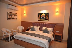 Family Room | Laptop workspace, free WiFi - Hotel Om Elite Stay (Jaipur)