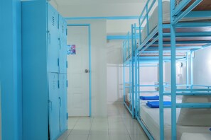 A corridor with bunk beds, a door, and blue lockers. - Bodega Soi 23 Bangkok (Bangkok)