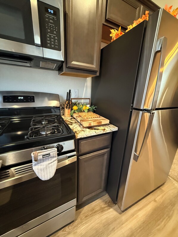Refrigerador, microondas, horno y parrilla de estufa
