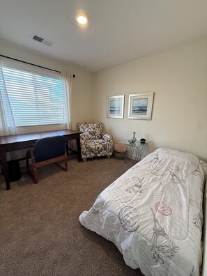 3 habitaciones, escritorio, tabla de planchar con plancha y wifi gratis