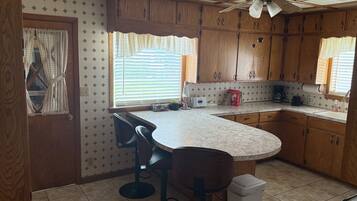 Microondas, horno, placa de cocina y lavavajillas