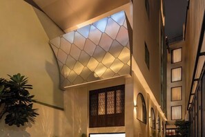 المنشأة من الداخل