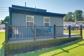 A small, single-story building with a covered porch and outdoor seating area. - 'Blue Heron' Walk to Kelso Beach! Pet-Friendly Gem (Erie)