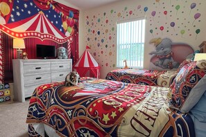 5 bedrooms, iron/ironing board, travel cot, Internet - 8 Mi to Disney! Villa w/ Heated Pool & Games (Davenport)