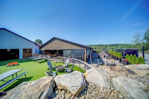 Outdoor dining - The Presidential Stay, Converted Railcar in DuBois (DuBois)