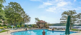 'Cobbies Cove' Lakefront Gem: Epic Views & Pool!