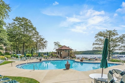 'Cobbies Cove' Lakefront Gem: Epic Views & Pool!