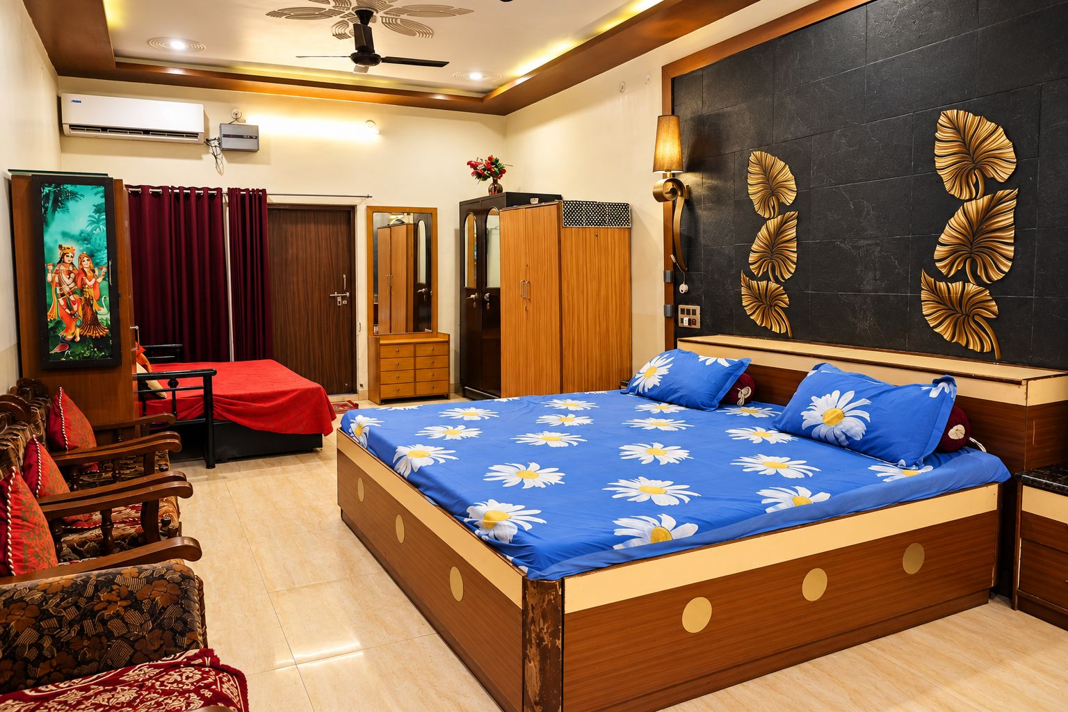 Une chambre à coucher avec un lit, des meubles en bois, une table rouge, un miroir et un mur orné de motifs décoratifs en forme de feuilles.