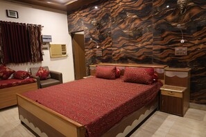4 bedrooms, free WiFi, bed sheets, wheelchair access - Shreejee The Farm | Huge Farm•Pool•Party•Desi Fun (Sancholi Village)