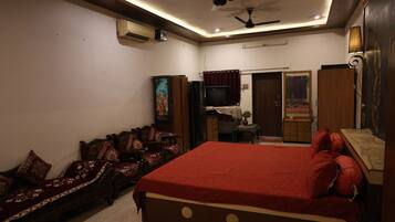 4 bedrooms, free WiFi, bed sheets, wheelchair access