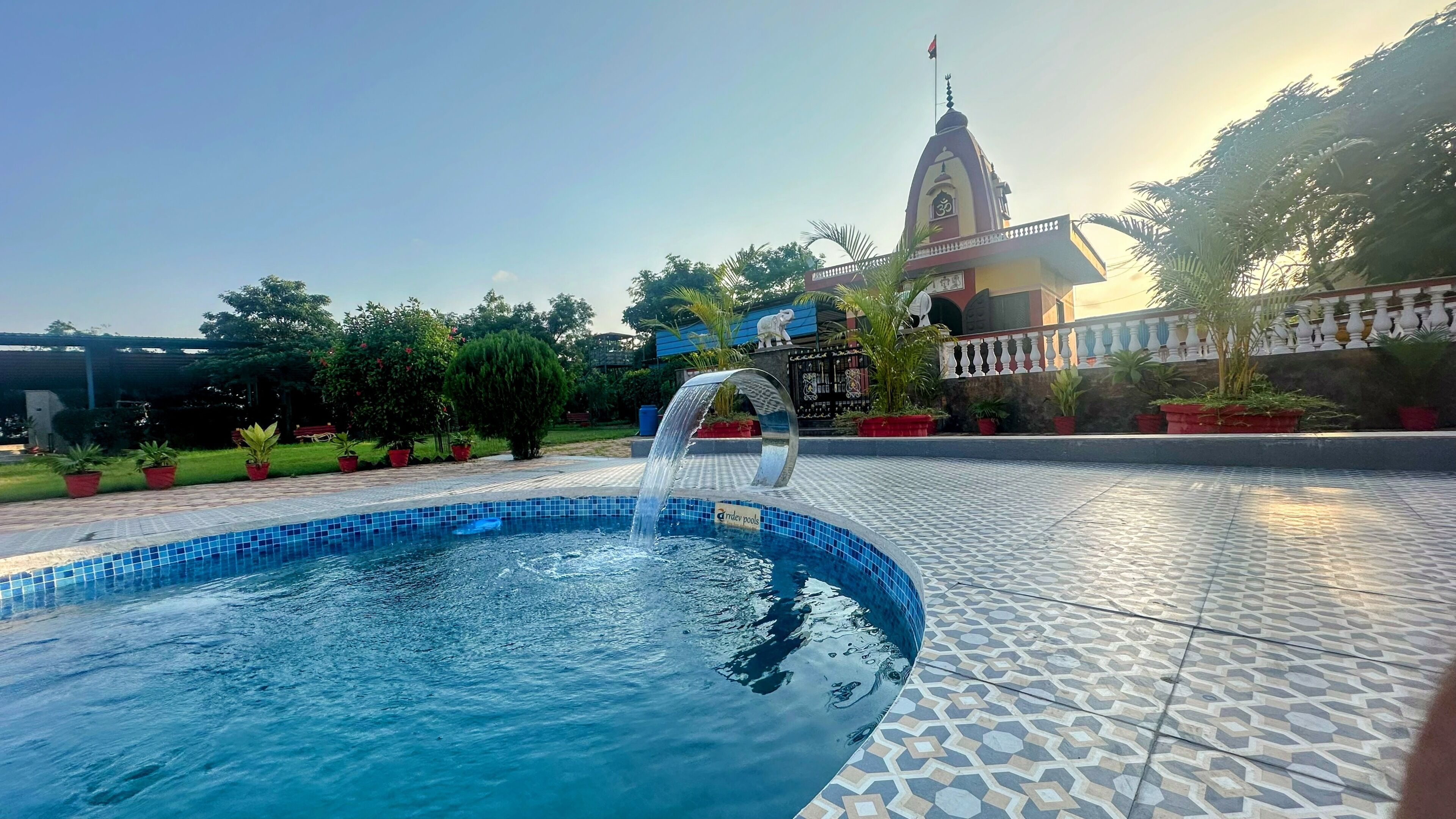 Sisäuima-allas, ulkouima-allas