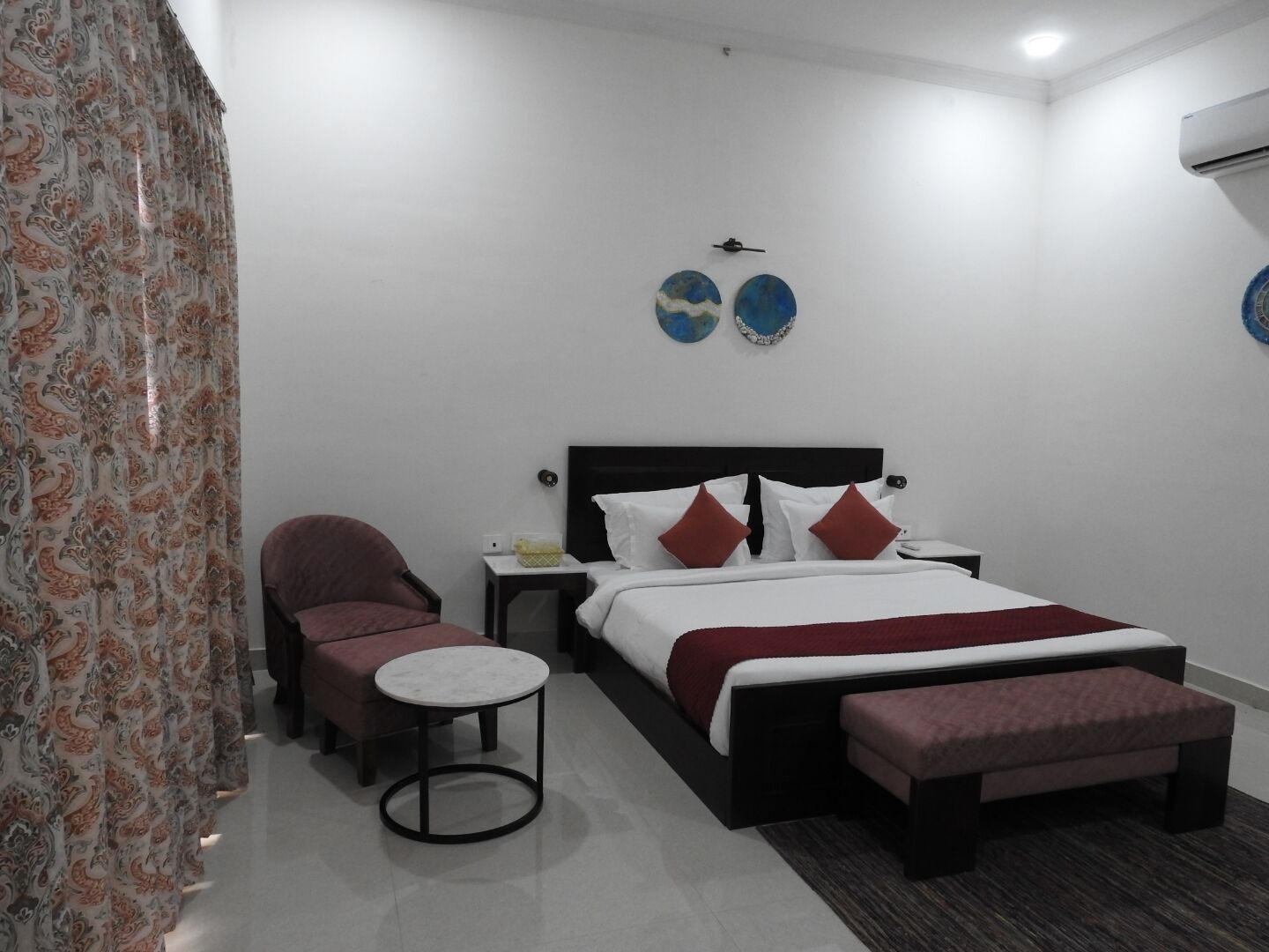 Coffres-forts dans les chambres, fer et planche à repasser