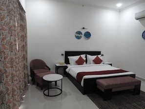 Habitación triple de lujo, balcón | Caja de seguridad en la habitación y tabla de planchar con plancha