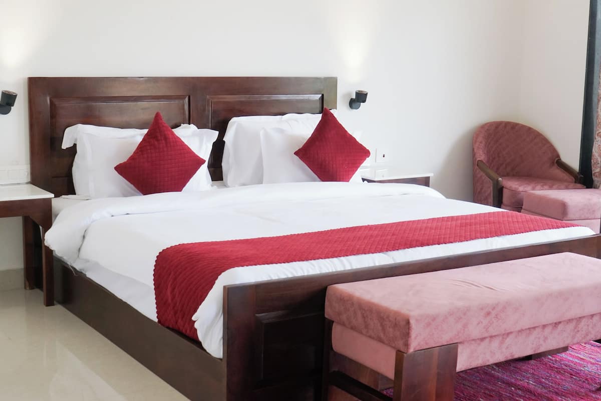 Habitación triple de lujo, balcón | Caja de seguridad en la habitación y tabla de planchar con plancha