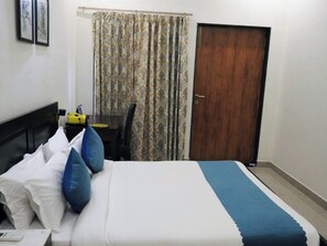 Deluxe Double Room | In-room safe, iron/ironing board, free WiFi