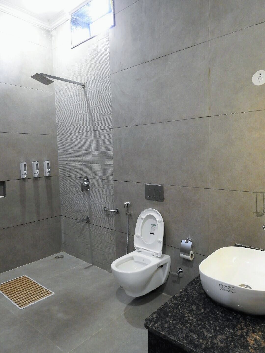 Caja de seguridad en la habitación y tabla de planchar con plancha 