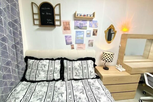 Room - RED PANDA COMMERCE (Seoul)