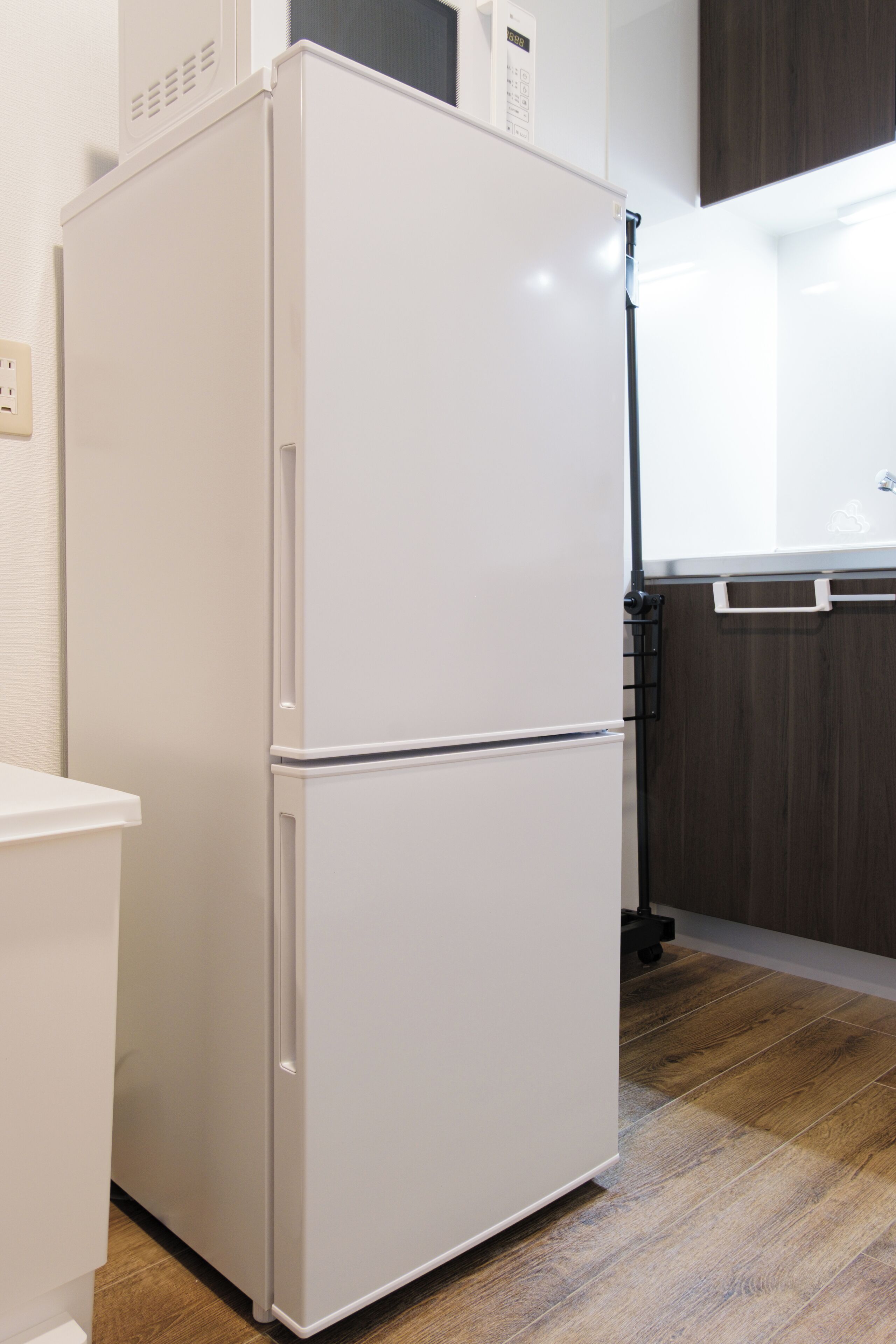 ハウス | 専用キッチン | 大型冷蔵庫、電子レンジ、コンロ、調理器具と食器