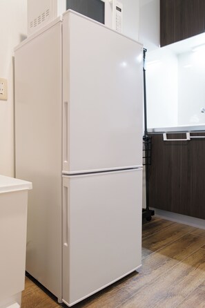 House | Private kitchen | Full-sized fridge, microwave, stovetop, cookware/dishes/utensils