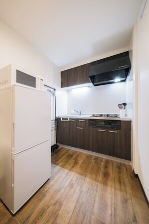 House | Private kitchen | Full-size fridge, microwave, stovetop, cookware/dishes/utensils - Kitakoiwa kodate (Tokyo)