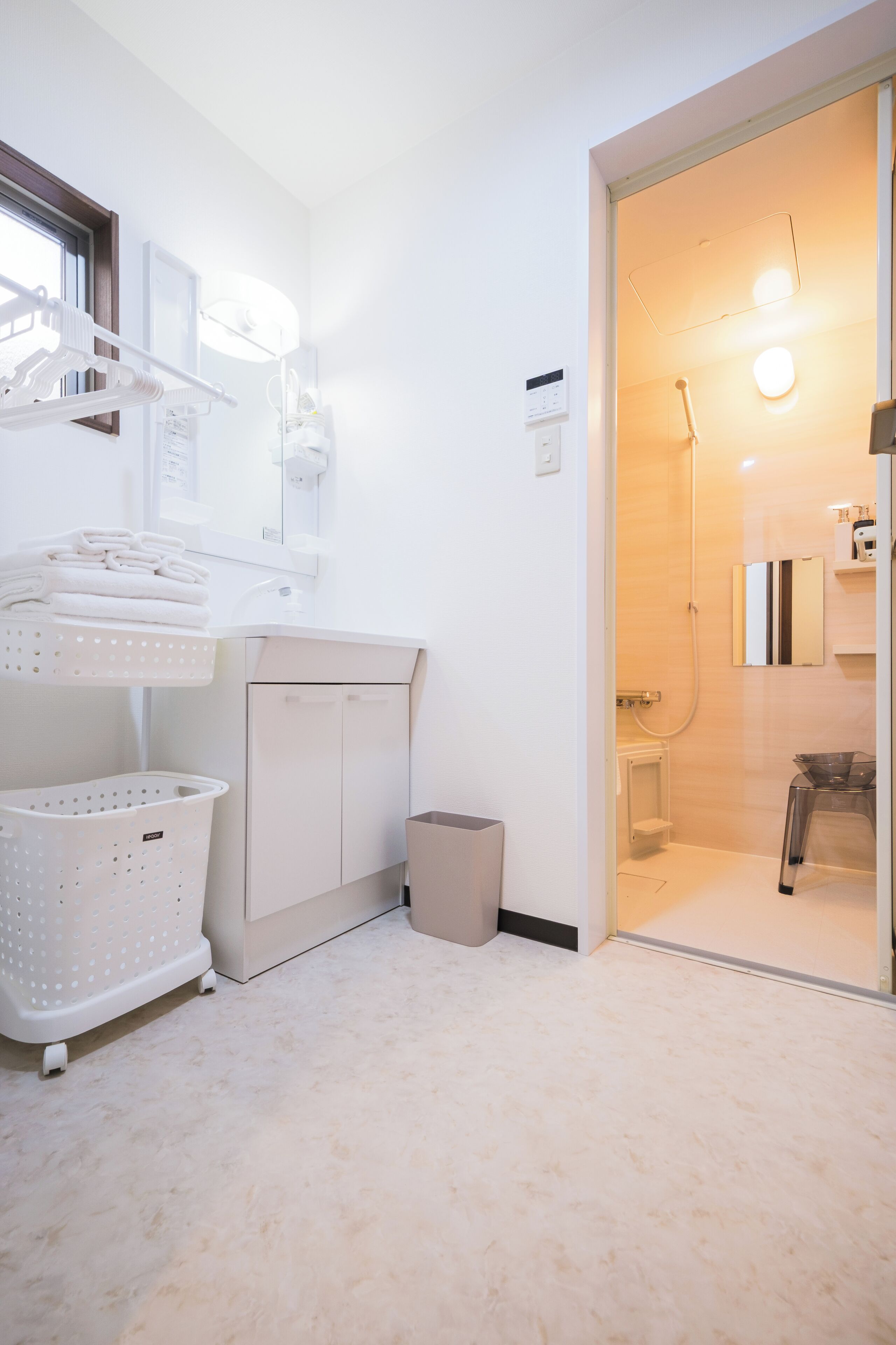 House | Bathroom | Hair dryer, towels, shampoo, toilet paper