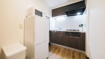 House | Private kitchen | Full-sized fridge, microwave, stovetop, cookware/dishes/utensils