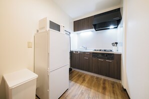 House | Private kitchen | Full-sized fridge, microwave, stovetop, cookware/dishes/utensils