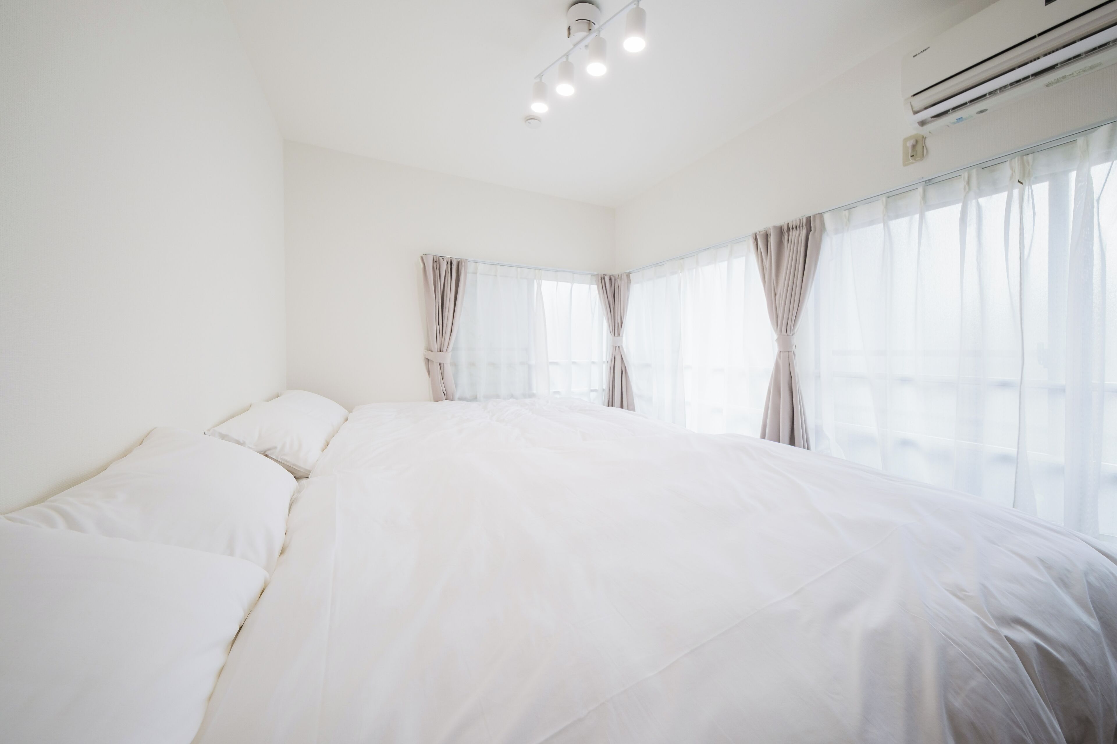 واي فاي مجانًا وملاءات أسرّة