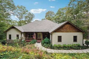 Exterior - Mountain Views| Hot Tub | Family Retreat| Sleeps 8 (Ellijay)