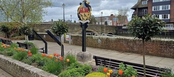 Arundel Central Apartment with rare parking. Pet Friendly.